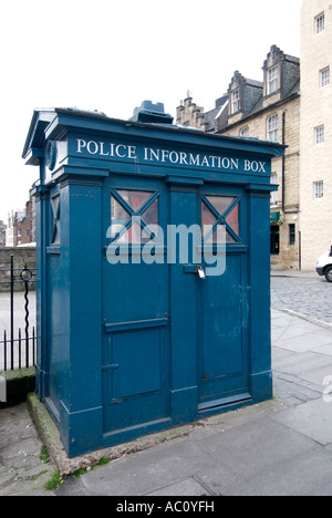 Gli acquisti sul mercato di erba Street di Edimburgo con una polizia blu casella di informazioni come il dr who tardis Foto Stock
