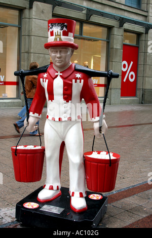 Statue di uomini che trasportano due secchi, Amburgo, Germania Foto Stock