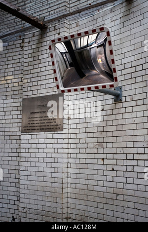 Specchio in entrata al Greenwich Foot Tunnel London Inghilterra England Foto Stock