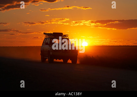 Toyota Landcruiser al tramonto Mungo National Park Outback Nuovo Galles del Sud Australia Foto Stock