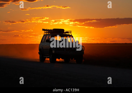 Toyota Landcruiser al tramonto Mungo National Park Outback Nuovo Galles del Sud Australia Foto Stock