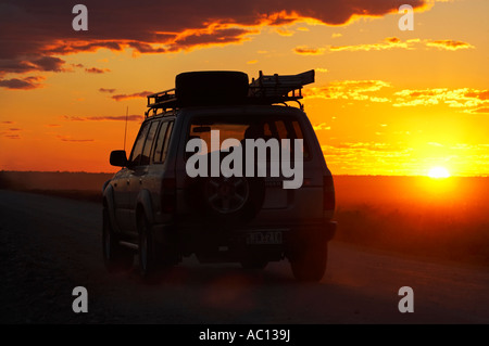 Toyota Landcruiser al tramonto Mungo National Park Outback Nuovo Galles del Sud Australia Foto Stock