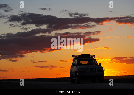 Toyota Landcruiser al tramonto Mungo National Park Outback Nuovo Galles del Sud Australia Foto Stock