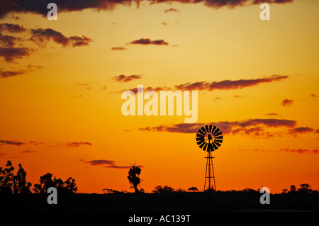 Mulino a vento al tramonto Mungo National Park Outback Nuovo Galles del Sud Australia Foto Stock