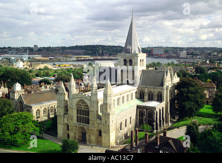 Rochester Cathedral in Kent risalente al lavoro del monaco francese Gundulf nel 1080 Foto Stock