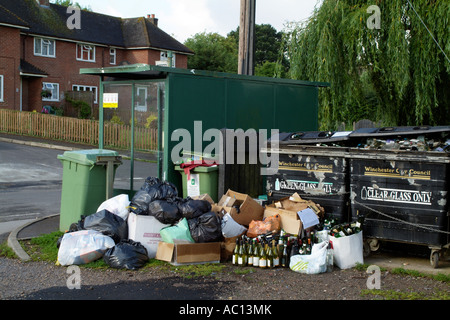 I rifiuti e il riciclaggio del punto di raccolta degli scomparti di troppo pieno Foto Stock
