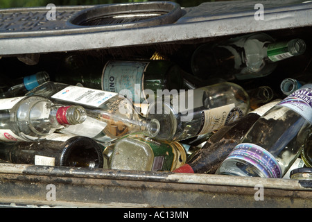 Il riciclaggio del vetro del punto di raccolta degli scomparti di troppo pieno Foto Stock