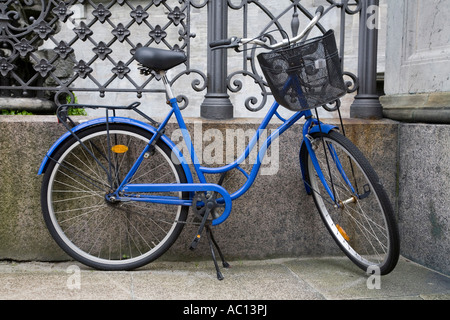 Biciclette Blu si erge contro le ringhiere in ferro a Copenhagen, Danimarca Foto Stock