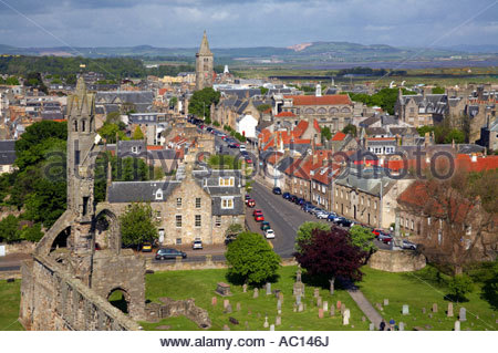 Vista su St Andrews town e le rovine della cattedrale, SCOZIA Foto Stock