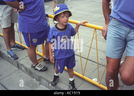 Il giovane tifoso di calcio arriva allo stadio Boca Junior team Buenos Aires Argentina Sud America 2000 s 2002 HOMER SYKES Foto Stock