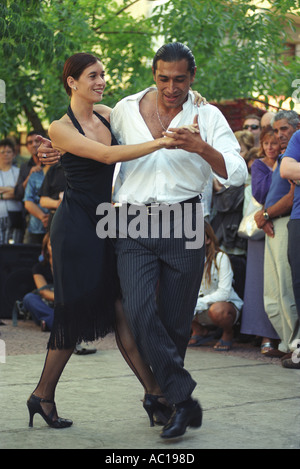 Buenos Aires Argentina Sud America BsAs ballerini professionisti danza Tango Nel quartiere turistico di San Telmo 2002 2000 OMERO SYKES Foto Stock