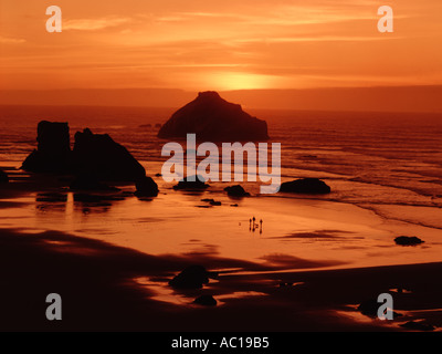 Oregon Coast tramonto a faccia Rock si affacciano al Bandon sulle spiagge del Sud Foto Stock