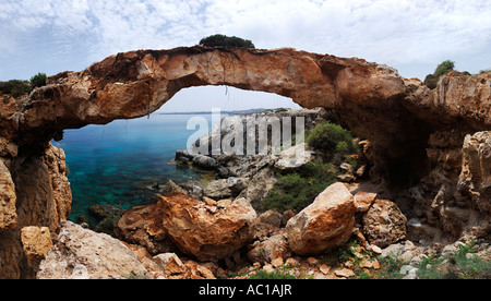 Kamara Tou Koraka Ponte naturale Capo Gkreko panorama di Cipro Foto Stock