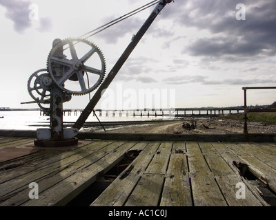 Il decadere lentamente piloni in Shotley Gate nel Suffolk. Foto Stock