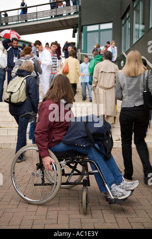 Una donna su una sedia a rotelle in grado di usare le scale a Wimbledon Tennis Championship UK Foto Stock