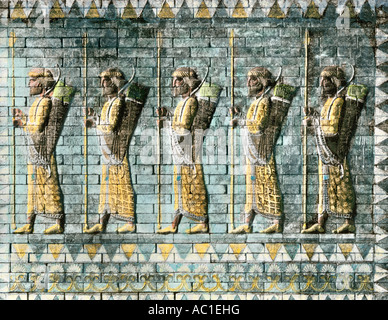 Arcieri della Royal Guard persiano di Dario dalla Hall di Artaserse II a Susa. Colorate a mano di mezzitoni una illustrazione Foto Stock