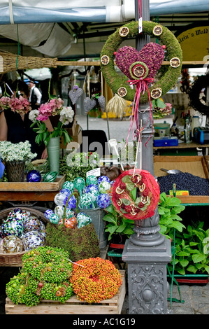 Fioraio VIKTUALIENMARKT Mercato alimentare di Monaco di Baviera Baviera Germania Foto Stock