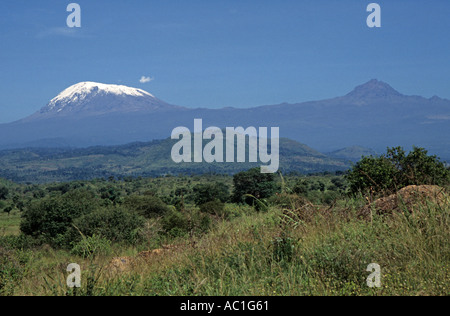 Kilimanjaro (5895m, a sinistra) gamma con il Monte Mawenzi 5194m (a destra) come visto da Himo, Tanzania. Foto Stock