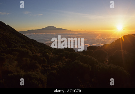 Kilimanjaro (5.895m) all'alba visto dal Monte Meru (Sella capanna, 3.280m) nel Parco Nazionale di Arusha, Tanzania Foto Stock