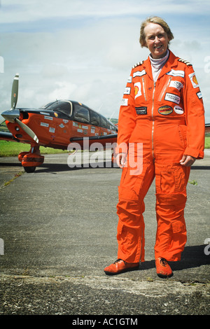 Registrare pilota interruttore Polly Vacher, a Pembrey Aeroporto durante il suo tentativo di diventare la prima persona a terra a tutti i 206 aviosuperficie REGNO UNITO Foto Stock