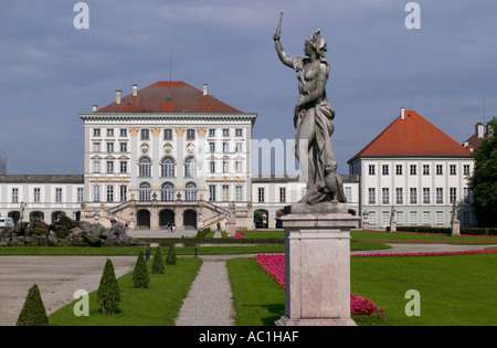 STATUA DI FRONTE AL CASTELLO DI NYMPHENBURG MONACO BAVIERA GERMANIA EUROPA Foto Stock