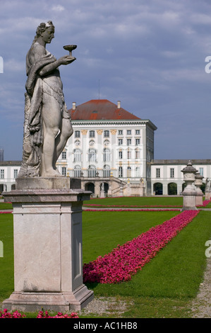 STATUA DI FRONTE AL CASTELLO DI NYMPHENBURG MONACO BAVIERA GERMANIA EUROPA Foto Stock