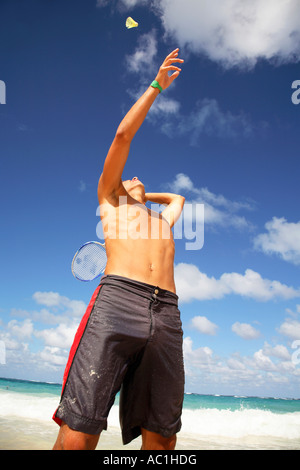 Giovane uomo batminton giocando sulla spiaggia Foto Stock