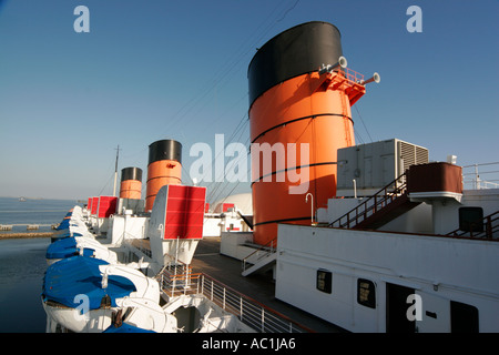 Royal Mail vaporizzatore RMS Queen Mary a Long Beach California vista di imbuti imbuto da ala docking Foto Stock