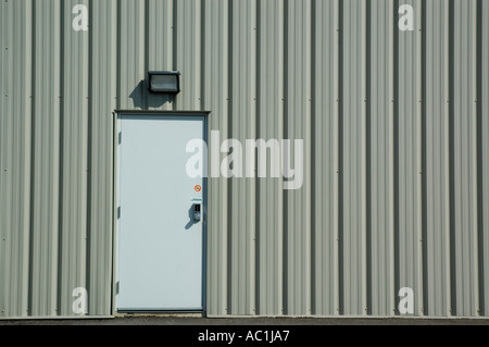 Cartone ondulato a parete in metallo con porta bianca Foto Stock