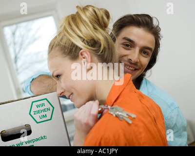 Coppia con boes, donna tenendo premuto i tasti Foto Stock