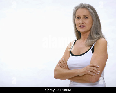Senior donna, con le braccia incrociate, ritratto Foto Stock