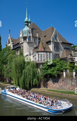 Gita turistica di crociera in barca sul fiume Ill, Lycée des Pontonniers internazionali di alta scuola, Strasburgo, Alsazia, Francia, Europa Foto Stock