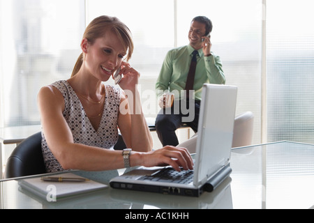 Business, il lavoro di squadra, telefonate e utilizzando un computer portatile Foto Stock