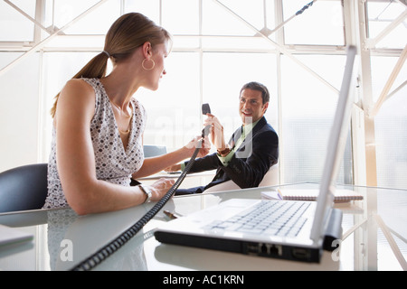 Uomo di affari e donna ingannare intorno in ufficio Foto Stock
