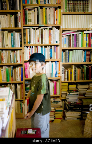 Ragazzo sorridente IN SECONDA MANO BOOKSTORE FONTENOY-LA-JOUTE LORRAINE FRANCIA EUROPA Foto Stock