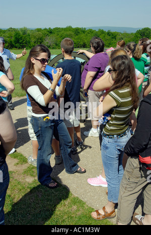 Studente sordo con firmatario apprende del Gettysburg National Battlefield Park e il cimitero Pennsylvania PA Foto Stock