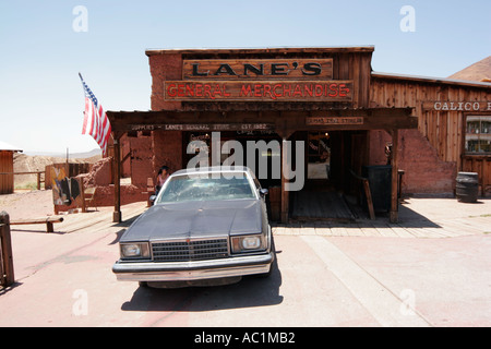 Calico Ghost Town Barstow California USA Mining Western Cowboy insediamento archivio generale con la vecchia auto al di fuori Foto Stock