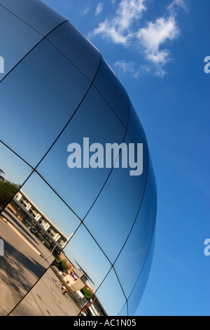 A Bristol Imaginarium arancione in Millennium Square dall'Harbourside di Bristol Inghilterra Foto Stock