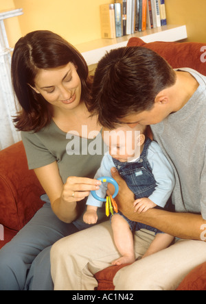 Madre e padre che giocano con il loro bambino, amore paterno, legame, Regno Unito Foto Stock