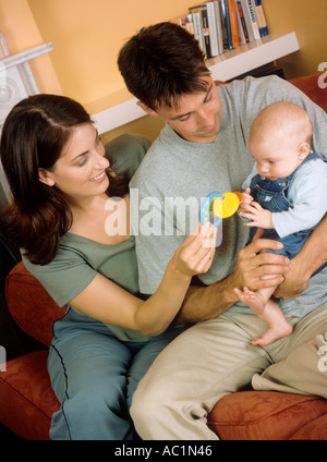 Madre e padre che giocano con il loro bambino, amore paterno, legame, Regno Unito Foto Stock