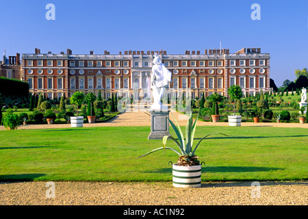 Il sud (barocco) ala e giardino privato di Hampton Court Palace in Hampton, Inghilterra. Foto Stock