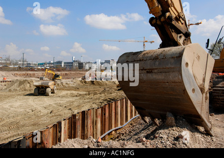 Sito di costruzione e pala escavatore Foto Stock