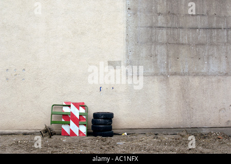 Pila di gomme carrello di fronte a un muro di casa Foto Stock