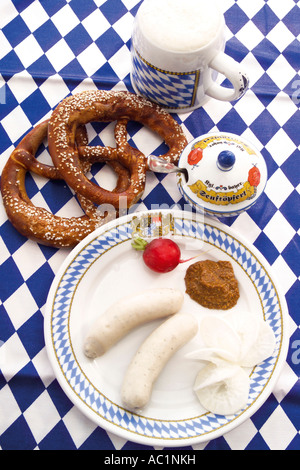 Weisswuerste bavarese, tipica prelibatezza locale Foto Stock