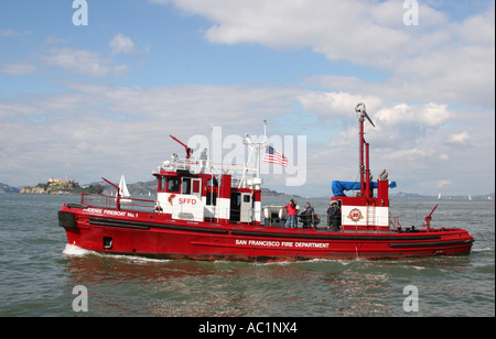 American Fire barca passando davanti ad Alcatraz Prision Foto Stock