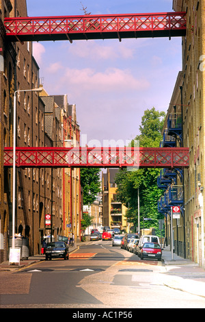 Epoca Vittoriana portali che spazia su tutta la Wapping High Street nella zona est di Londra. Foto Stock