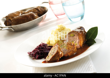 Involtino di carne di manzo con cavolo rosso e purè di patate Foto Stock