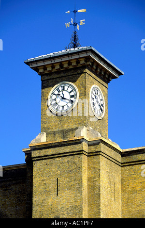 L'epoca vittoriana di clock tower presso la stazione di Kings Cross a Londra del nord. Foto Stock