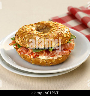 Bagel con salame Foto Stock