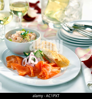 Salmone e gamberetti su piastra Foto Stock